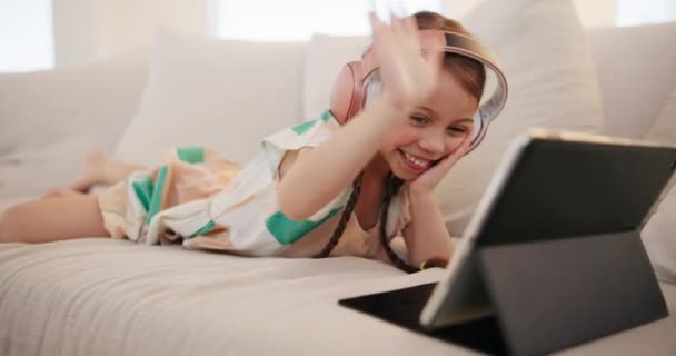 视频呼叫和孩子的浪潮平板电脑 你好和渴望沟通的社交媒体在家里 孩子们 请微笑 欢迎与互联网 连接或网上直播聊天 以便在家里上学 — 图库视频影像