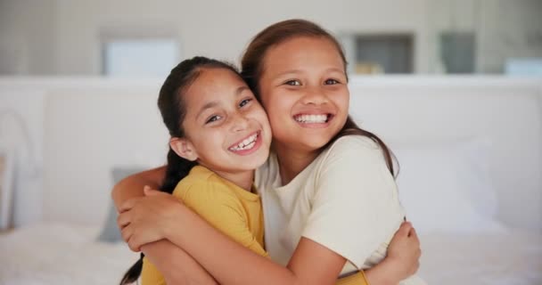 Abrazo Hermana Rostro Niñas Una Cama Con Amor Confianza Cuidado — Vídeo de stock