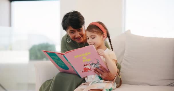 Glücklich Buch Und Großmutter Lesen Mit Kind Auf Einem Sofa — Stockvideo