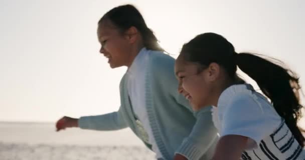 Kız Kardeşler Ele Tutuşup Plajda Koşuyorlar Yaz Güneşinde Özgürlükte Tatilde — Stok video
