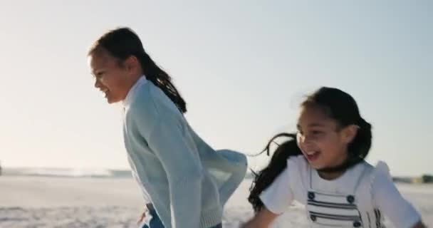 ビーチ レース 夏の日差し 休日に手を握ったり 走ったりする少女の子供たち メキシコの海で休暇中に笑顔 家族で屋外の姉妹 エネルギー — ストック動画
