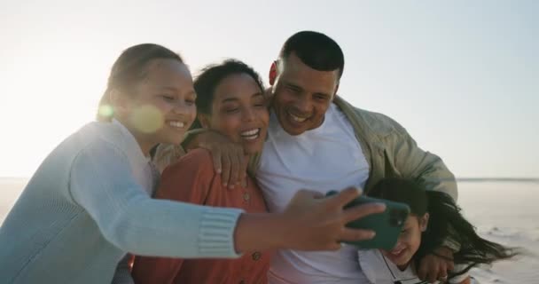 Dívka Děti Rodiče Pláž Selfie Úsměvem Objetí Nebo Péče Příspěvek — Stock video