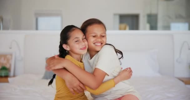 抱着和面对在床上的女孩 带着爱 信任和关怀 支持和联系在一起 家庭住宅 肖像画和孩子们在卧室里带着一种舒适而安全的微笑拥抱在一起 — 图库视频影像