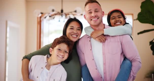 Maison Visage Interracial Dans Une Famille Heureuse Avec Amour Soins — Video