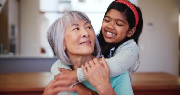 Gezicht Glimlach Kind Knuffelen Oma Huis Zorg Vertrouwen Hechting Samen — Stockvideo