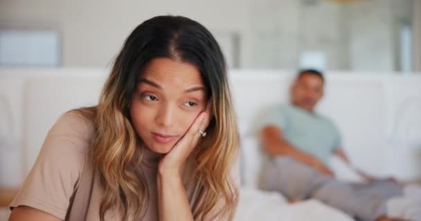 Розлучення Стрес Пара Ліжку Борються Занепокоєння Або Обманюють Депресію Їхньому — стокове відео