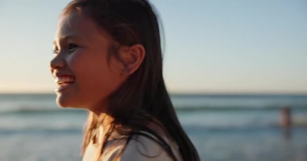Evlat Babaya Sahilde Gülümse Sarıl Gün Batımında Tatilde Rahatla Tatilde — Stok video