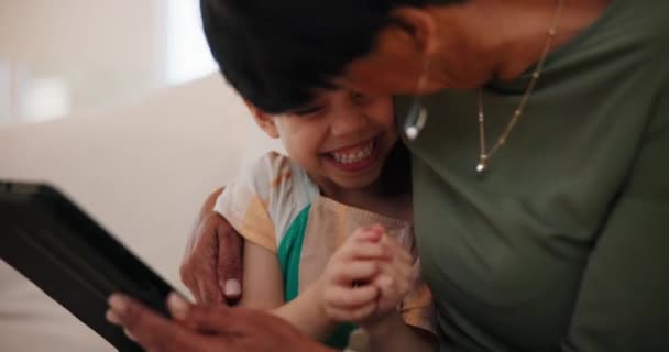 Nenek Anak Yang Bahagia Dan Tablet Sofa Ruang Keluarga Pelukan — Stok Video