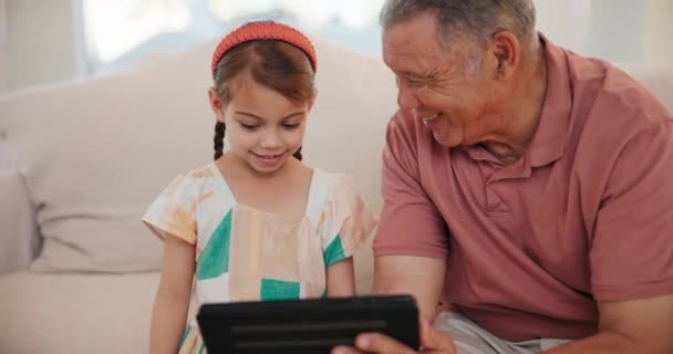 Happy Tablet Dan Kakek Dengan Anak Sofa Jaringan Media Sosial — Stok Video