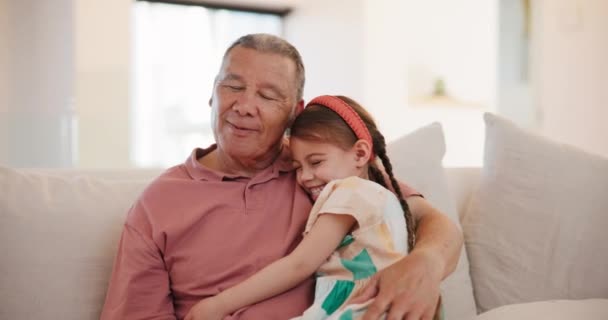 Büyükbaba Çocuk Gülümseme Sevgiyle Kucaklaşma Torun Kanepe Lişki Aile Aile — Stok video