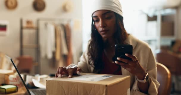 Etrade Box Telefonlu Kadın Kod Için Ofiste Paket Etiketi Bilgilerini — Stok video