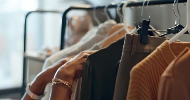 Καταστήματα Πώληση Και Χέρια Γυναίκας Ρούχα Αναζήτηση Επιλογή Ρούχων Μπουτίκ — Αρχείο Βίντεο