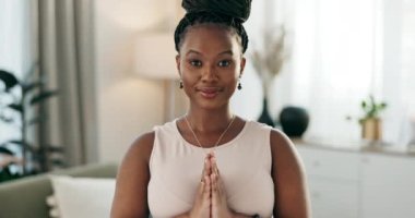Huzur, huzur ve denge için stüdyoda yoga meditasyonundaki siyah kadının mutlu, duası ya da yüzü. Gülümse, rahatla ya da Afrikalı bir insan enerji eğitimi, nefes alma ya da bütünsel egzersiz için ibadet ediyor.