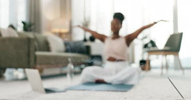 Yoga, sigara ve zen. Evindeki oturma odasında yerde yatan siyah bir kadınla. Sağlık ve sağlık için. Akıl sağlığı için dairesinde genç bir insanla egzersiz, meditasyon ve tütsü..