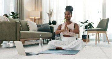 Meditasyon, egzersiz ve sabahları dikkat çekmek için siyah bir kadın. Spor salonu, ev ve pilates için dizüstü bilgisayarı olan Afrikalı bir kız..