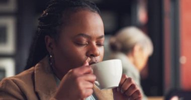 İş, kahve içkisi ve siyah kadın ofiste sıcak espresso içeceklerinin tadını çıkarıyorlar. Çay fincanı, profesyonel ve Afrikalı kişi şirkette rahatlamak için molada latte içerek tatmin oluyor.
