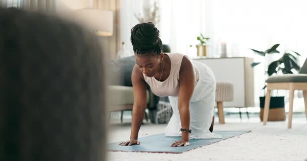 Yoga Piernas Mujer Negra Estirándose Casa Casa Estudio Para Bienestar — Vídeo de stock
