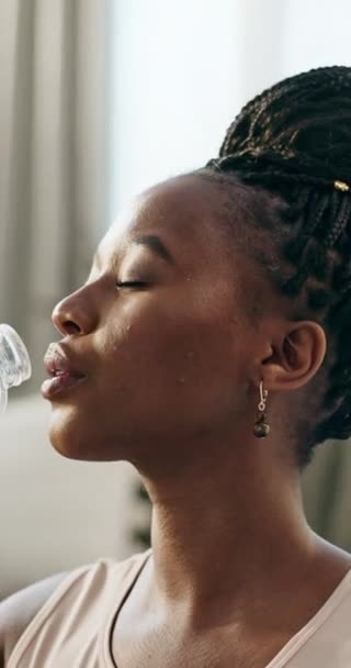 Spragniona Sprawna Czarna Kobieta Pijąca Wodę Domu Podczas Przerwy Treningu — Wideo stockowe