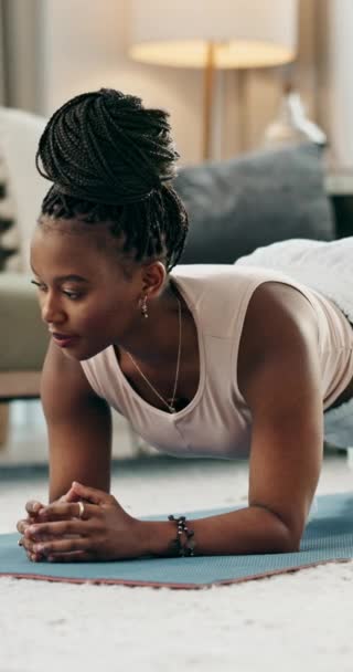 黑人妇女或在家里锻炼身体力量 腹部或腹肌 在垫子上锻炼 在尼日利亚 健康或强壮的非洲女运动员在平衡的核心训练挑战中 — 图库视频影像
