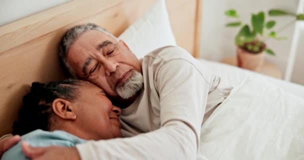 Liebe Schlaf Und Ein Älteres Paar Das Morgens Gemeinsam Bett — Stockvideo