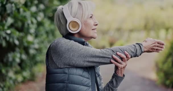 Anciana Estirándose Con Auriculares Fitness Parque Corriendo Cardio Con Bienestar — Vídeos de Stock