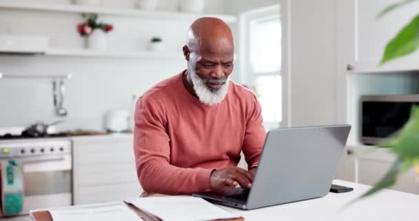 Uomo Anziano Laptop Lavoro Distanza Cucina Casa Documenti Lavoro Digitazione — Video Stock