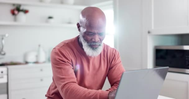 Senior Mand Hjemme Laptop Træt Til Online Forskning Pensionsfinansiering Ansøgning – Stock-video