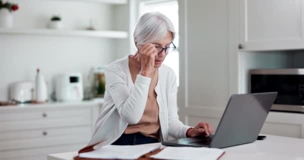 Senior Kvinde Hjemme Laptop Træt Til Online Forskning Pensionsfinansiering Ansøgning – Stock-video