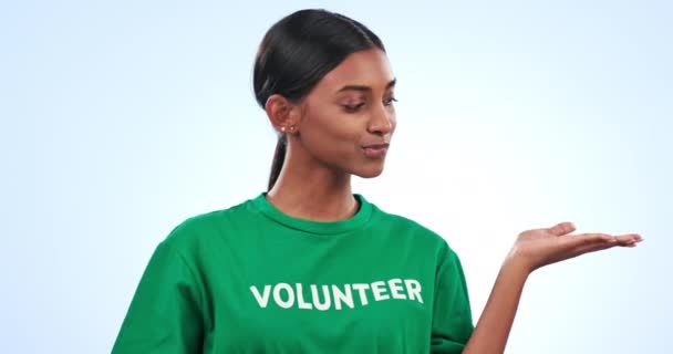 志愿者和掌心指向选择 广告或在工作室背景下做出决定 慈善机构中对模拟空间给予反馈 推荐或评论的女性形象 — 图库视频影像