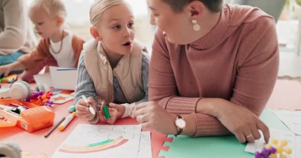 Anne Baba Çocuklar Oturma Odasında Birbirlerine Bağlanmak Öğretmek Birlikte Öğrenmek — Stok video