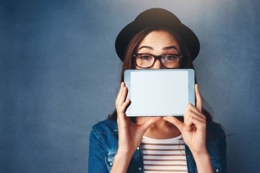 Sosyal medya pazarlaması için mavi arka planda bir moda kadını ile portre, tablet ekran ve boşluk. Reklam için teknolojiye sahip genç bir insanın yüzü, görüntüsü ve stili.