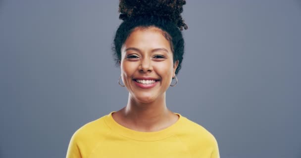 Kobieta Mrugać Uśmiechać Się Studio Twarz Emoji Lub Sekret Pewność — Wideo stockowe