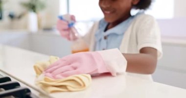 Temizlik, mutfak tezgahı ve evde eldivenle, bezle ve temizlik için kirli bir masayı silmeyi öğrenen çocuk. Evlat, evdeki tezgahın üstünde bakterilerle dezenfekte ve dezenfekte spreyine yardım et..