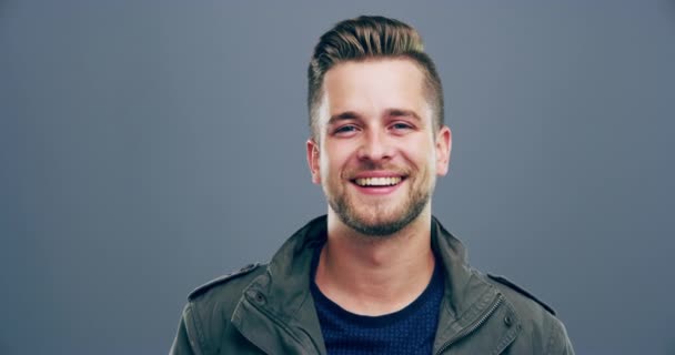 Stüdyo Yüz Başarı Başarı Anket Onaylama Için Onay Mutlu Erkek — Stok video