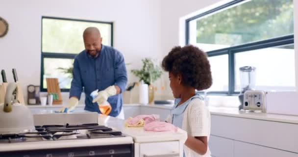 Nettoyage Père Enfant Aidant Dans Cuisine Maison Apprentissage Avec Des — Video