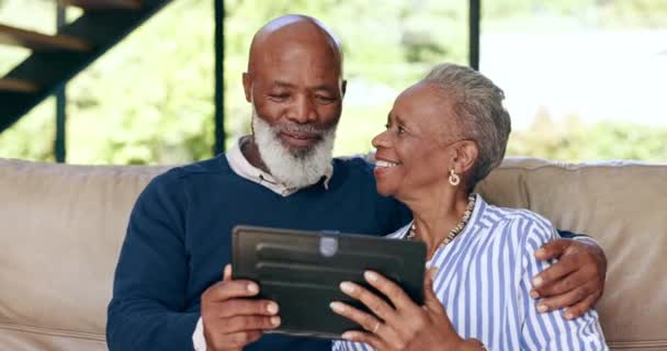 Rumah Pasangan Senior Dan Lucu Dengan Tablet Koneksi Dan Percakapan — Stok Video
