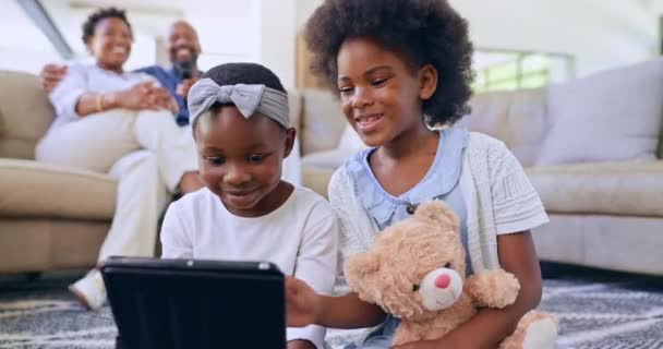 Αδέρφια Αδελφές Tablet Internet Στο Πάτωμα Για Παιχνίδι Streaming Elearning — Αρχείο Βίντεο
