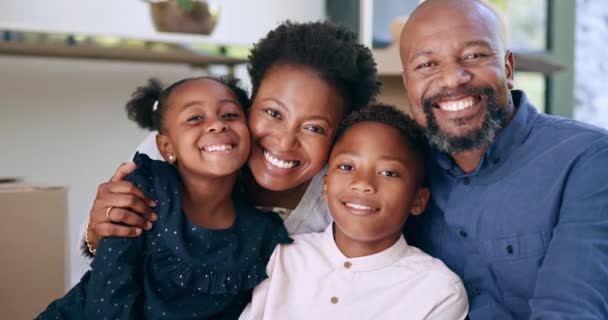 新しい家 不動産 ハグで不動産投資への移転のために家族 肖像画 または抱擁と喜びと一緒に家を移動する黒人 親および子供 — ストック動画