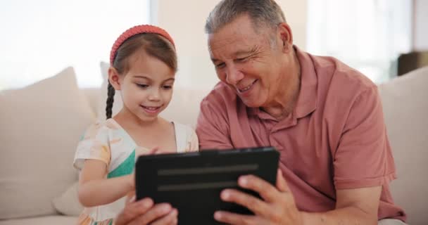 Szczęśliwy Tablet Dziadek Dzieckiem Sofie Rozwoju Salonie Domu Uśmiech Miłość — Wideo stockowe