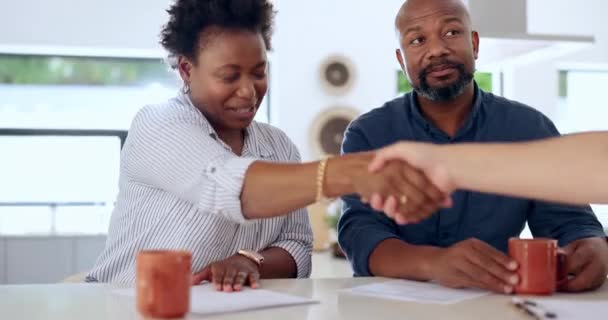 Szczęśliwa Czarna Para Uścisk Dłoni Partnerstwo Dokumentami Finanse Lub Umowy — Wideo stockowe