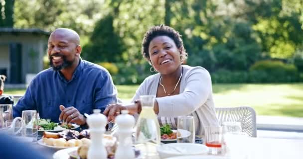 Család Evés Ebéd Kertben Boldog Hálaadás Kötődés Gondozás Vagy Szeretet — Stock videók