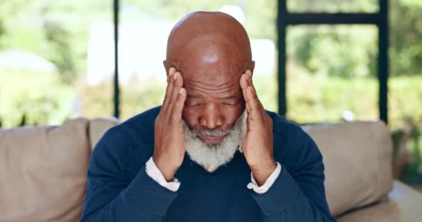 Stress Mal Testa Uomo Anziano Divano Ridendo Crisi Salute Sciocca — Video Stock