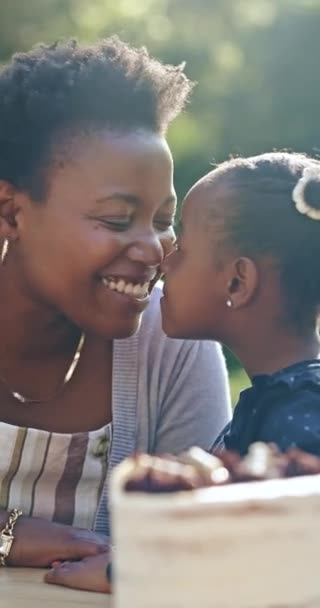 Mama Dziecko Dotyk Nosa Plenerze Tort Lub Urodziny Świętowanie Park — Wideo stockowe