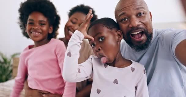Grappig Selfie Zwart Familieband Bed Samen Modern Huis Voor Het — Stockvideo
