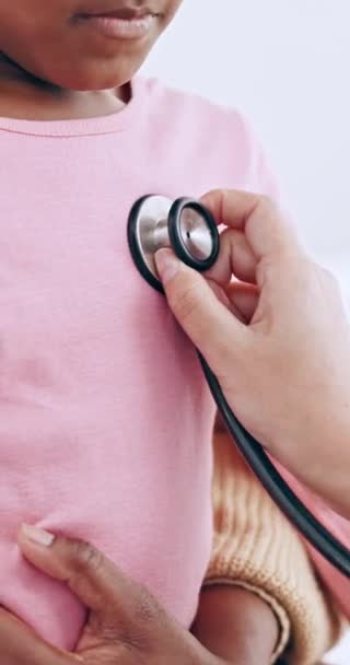 Kontrola Oddychanie Lekarz Stetoskopem Dla Dziecka Słuchanie Płuc Serca Lub — Wideo stockowe