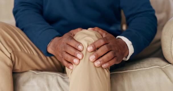 Mains Massage Homme Avec Douleur Genou Sur Canapé Maison Blessure — Video