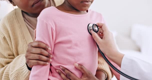 Anya Gyermek Orvos Sztetoszkóp Kórházban Tüdő Légzés Vagy Vizsgálat Zoom — Stock videók