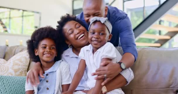 Ευτυχισμένη Οικογένεια Σπίτι Και Αγκαλιά Στον Καναπέ Γονείς Και Παιδιά — Αρχείο Βίντεο