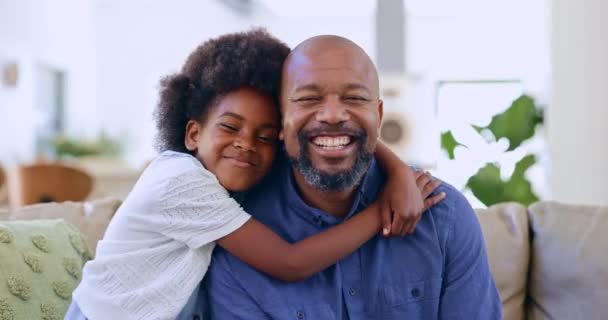 ハッピー そして子供たちは 現代の家で絆を結ぶためにリビングルームのソファーに父親を抱きしめました 家族のラウンジで成熟した男を抱擁するアフリカの少女の愛 かわいいと肖像画 — ストック動画