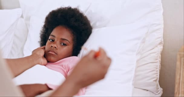 孩子和母亲带着温度计 发热监测器和健康的支持与爱在家里 黑人妇女 女儿或手在卧室里温度 忧虑或平静的护理 — 图库视频影像